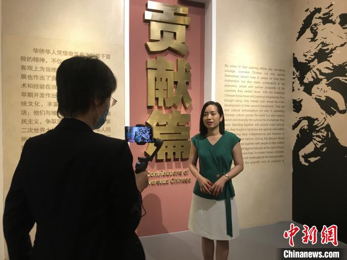 中国华侨历史博物馆讲解员正在用客家话直播解说。　冉文娟 摄